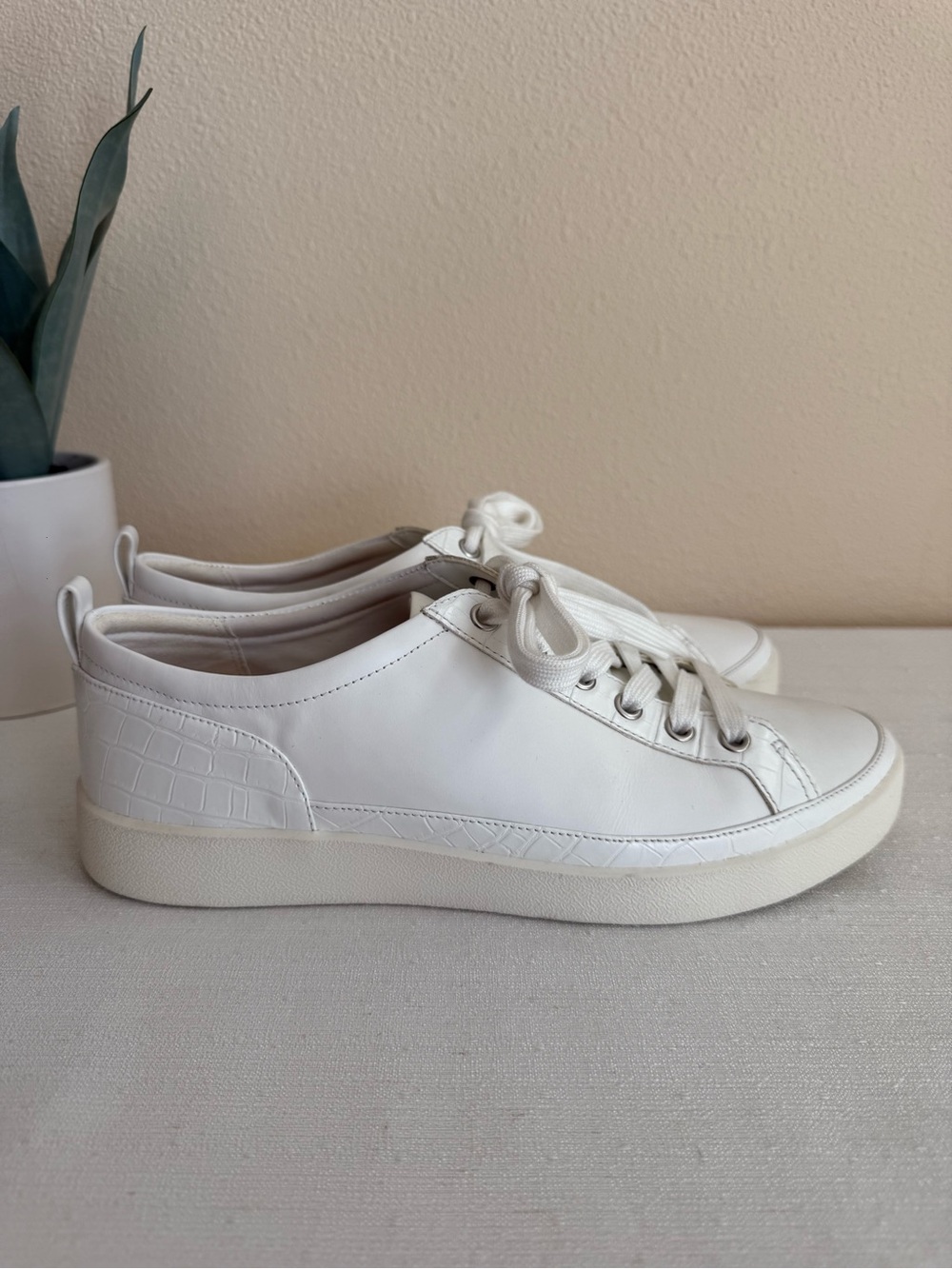 Vionic Winny Women's White Low-Top Leather Casual Sneakers